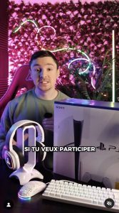 1 console PS5 Slim avec un set up gaming complet (clavier + souris + casque + support de casque).