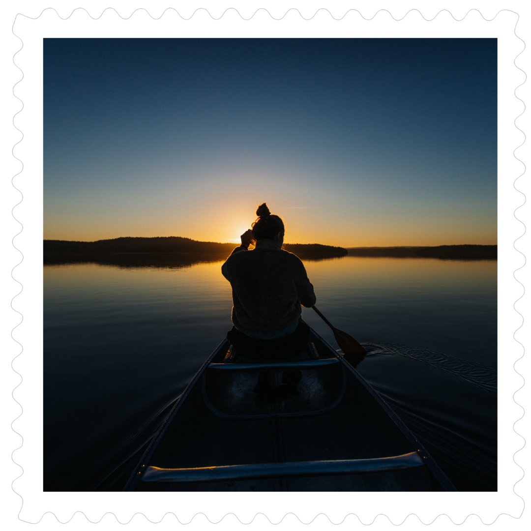 Un Homme Ramant Un Canoë Sur Le Lac Illustration Vectorielle Dans Le Retro 150294892