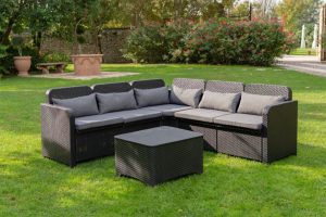 Actu vous invite à réinventer votre espace outdoor avec un salon de jardin ! 🏡