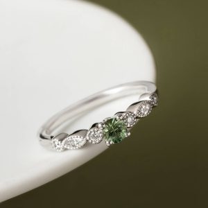 1 solitaire en or blanc, diamants et saphir