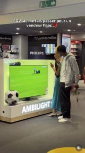 1 TV Philips Ambilight The One 55 pouces